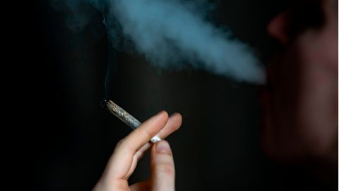 Eine Person raucht einen Joint. Die Ampel-Parteien wollen Cannabis für den Genuss legalisieren