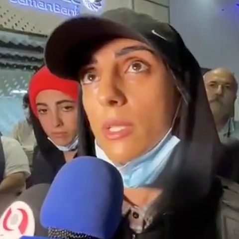 Wettkampfkletterin Elnaz Rekabi aus dem Iran gibt nach ihrer Ankunft auf dem Teheraner Flughafen ein Interview 