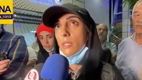 Wettkampfkletterin Elnaz Rekabi aus dem Iran gibt nach ihrer Ankunft auf dem Teheraner Flughafen ein Interview 