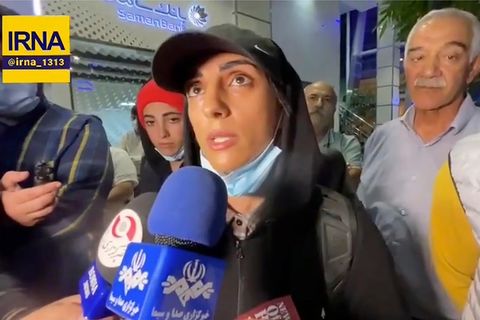 Wettkampfkletterin Elnaz Rekabi aus dem Iran gibt nach ihrer Ankunft auf dem Teheraner Flughafen ein Interview 