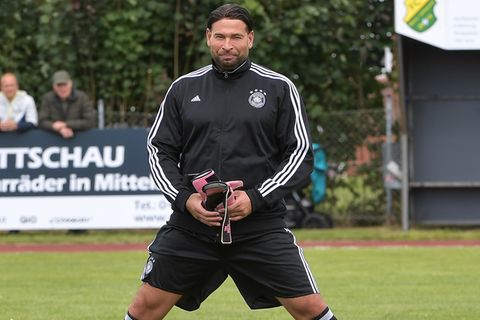 Der frühere Werder-Torwart Tim Wiese bei einem Kick der DFB-Traditionsmannschaft im Juli 2022