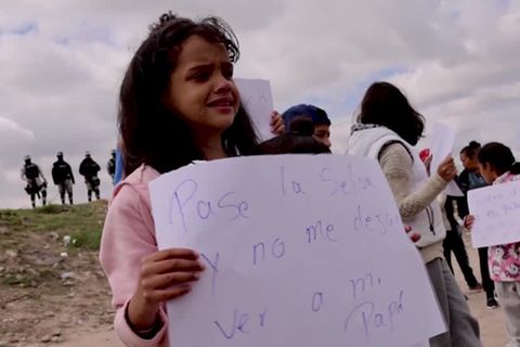 Video: "Sie lassen mich nicht zu meinem Vater" - Migranten aus Venezuela stranden an der Grenze zu den USA
