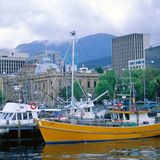 Blick auf den Hafen von Hobart mit dem Mount Wellington im Hintergrund