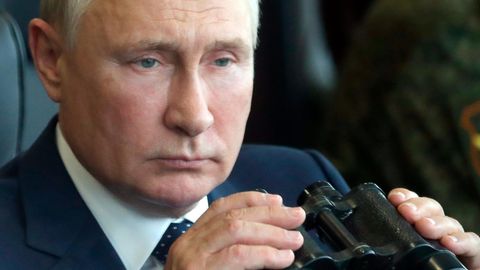 Wladimir Putin hält ein Fernglas in den Händen