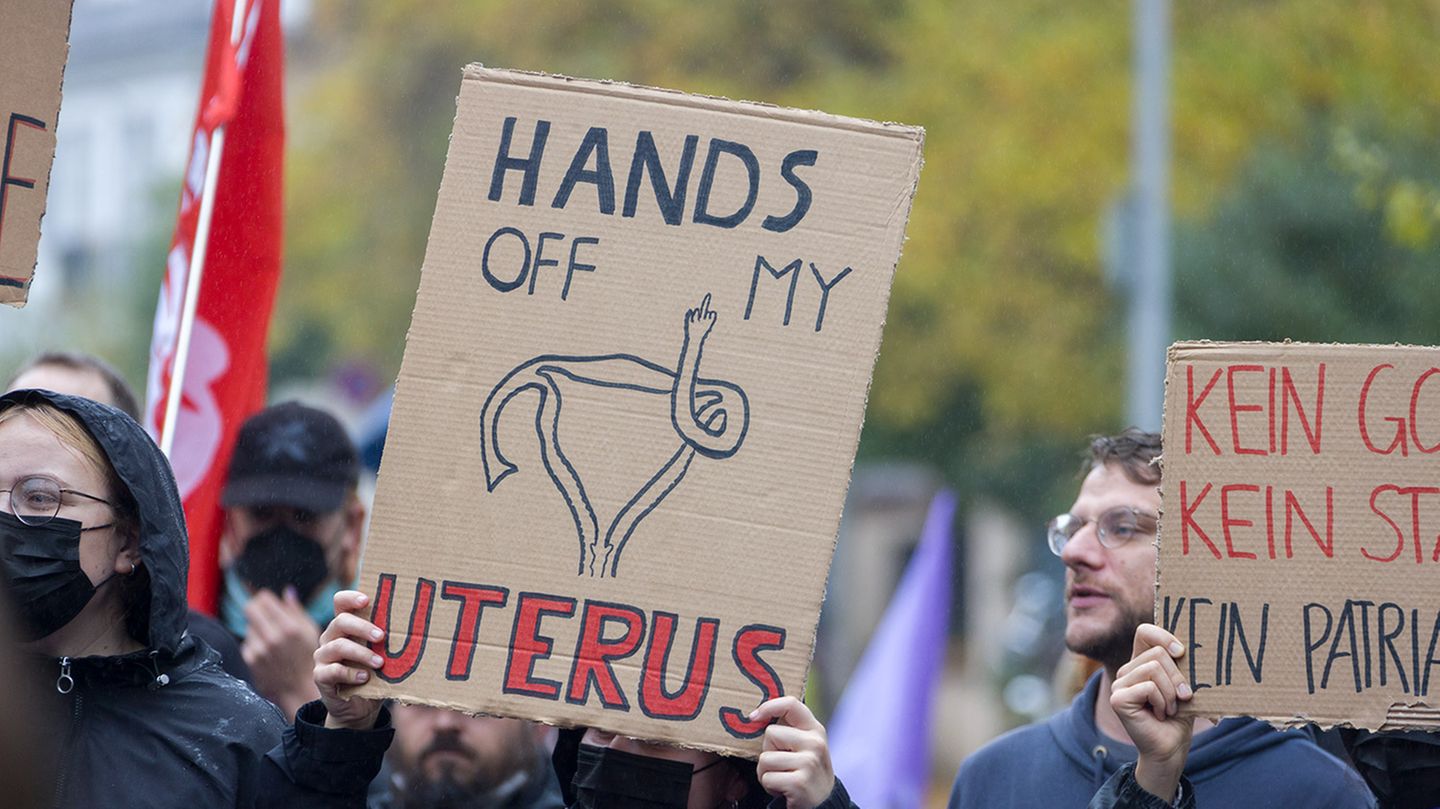 Pro-Life-Demo : Zwei Parteien stehen sich gegenüber: Die katholischen Pius-Brüder gegen Abtreibung; Pro Familia und andere „Pro Choice“-Gruppen für Selbstbestimmung. Zwei Parteien stehen sich gegenüber: Die katholischen Pius-Brüder gegen Abtreibung; Pro Familia und andere „Pro Choice“-Gruppen für Selbstbestimmung.