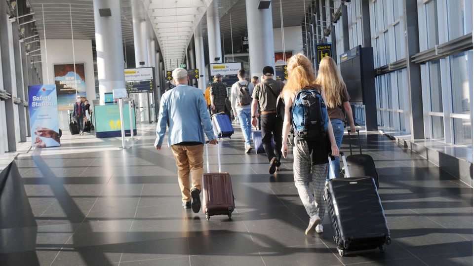 Booking.com Flughafen Reisende Reisende am Flughafen Kopenhagen