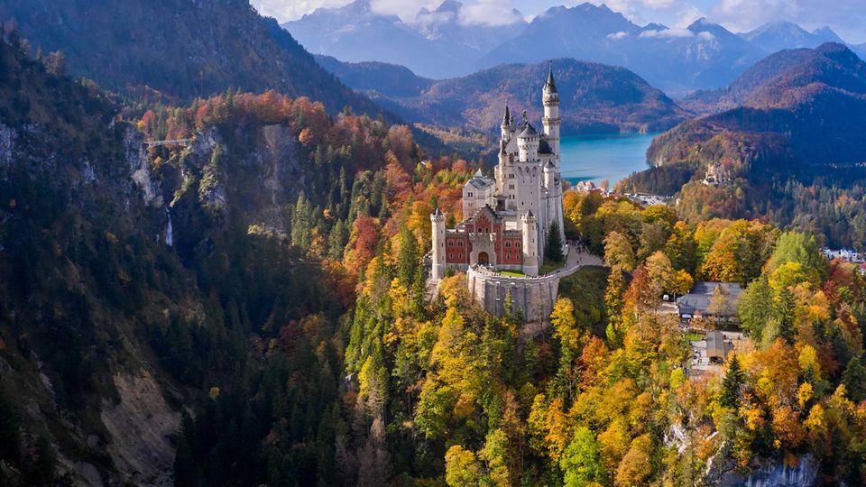 Wie aus einem Märchen: das Schloss Neuschwanstein im Herbst