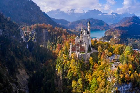 Wie aus einem Märchen: das Schloss Neuschwanstein im Herbst
