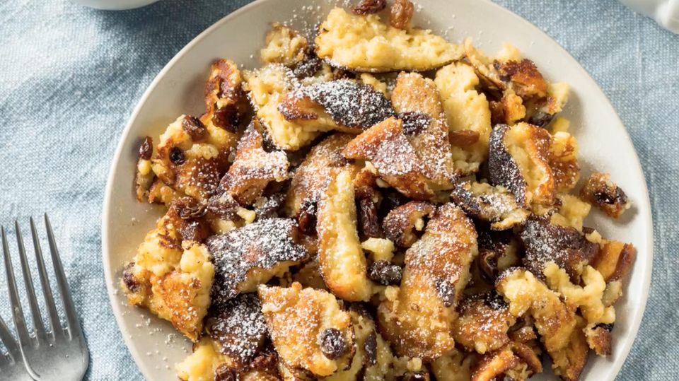 Rezept Kaiserschmarrn: Mit diesem Rezept gelingt er am besten (Video ...