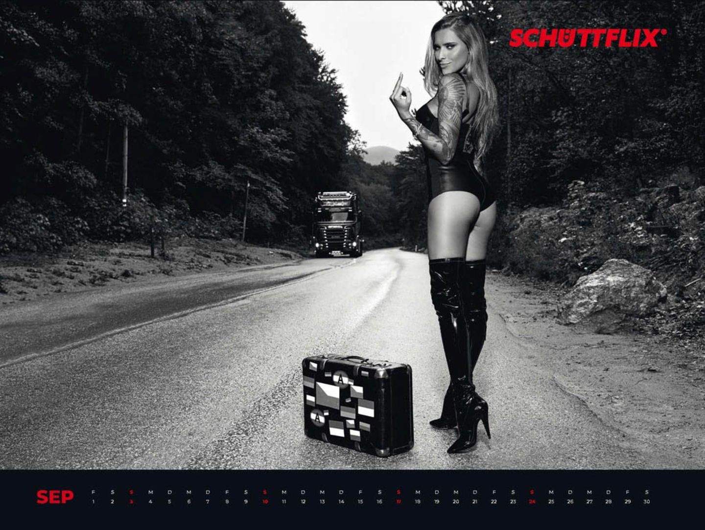 Im Monat September geht Sophia Thomalla auf Reise. In schwarzen Overknees steht sie am Straßenrand, als würde sie trampen. Der ausgestreckte Mittelfinger dürfte jedoch zart besaitete Autofahrer eher verschrecken.