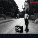 Im Monat September geht Sophia Thomalla auf Reise. In schwarzen Overknees steht sie am Straßenrand, als würde sie trampen. Der ausgestreckte Mittelfinger dürfte jedoch zart besaitete Autofahrer eher verschrecken.