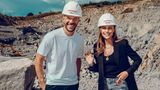 Sie haben sich offenbar prächtig verstanden: Lukas Podolski und Sophia Thomalla beim Shooting für den Schüttflix-Kalender.