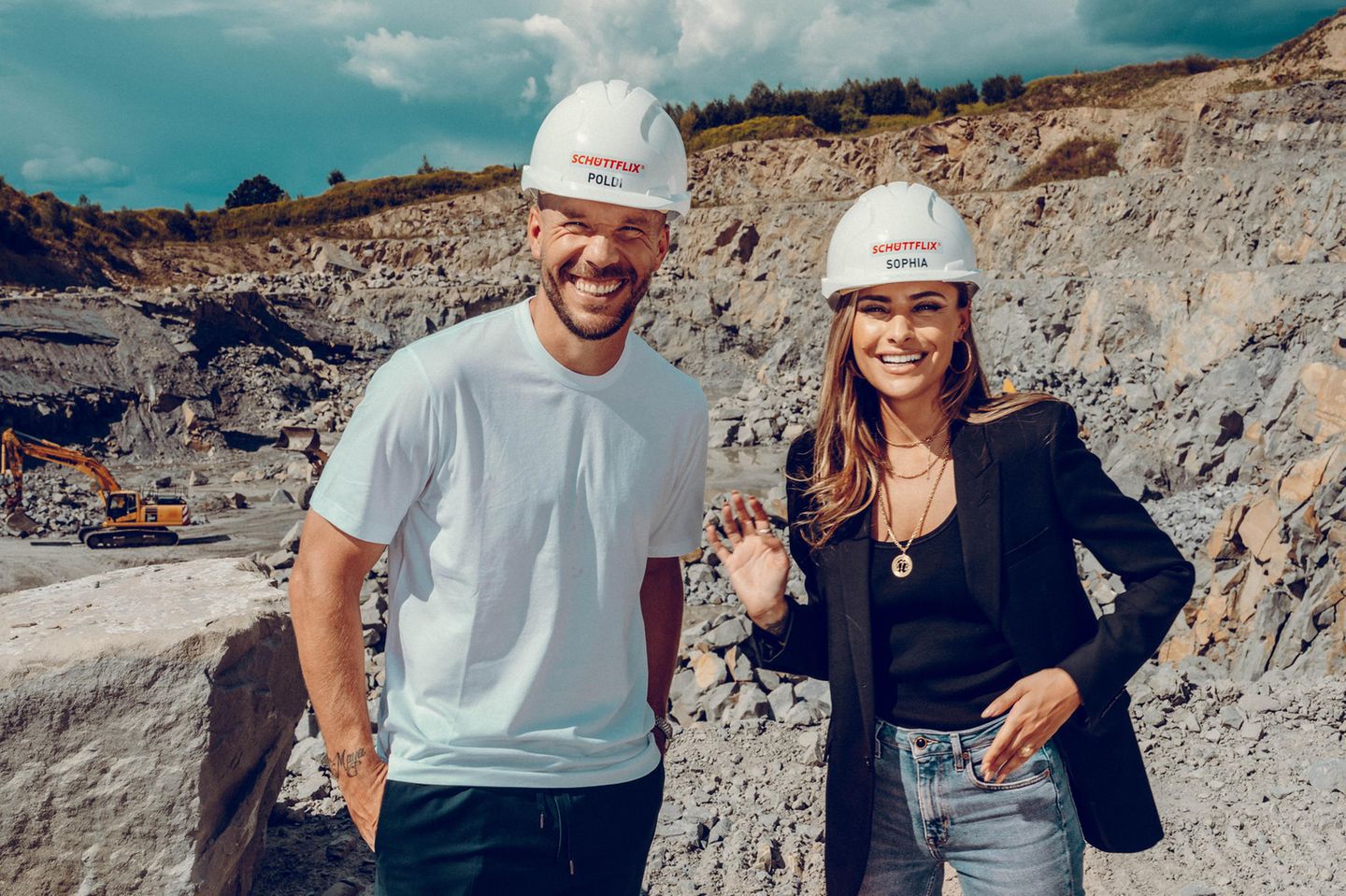 Sie haben sich offenbar prächtig verstanden: Lukas Podolski und Sophia Thomalla beim Shooting für den Schüttflix-Kalender.