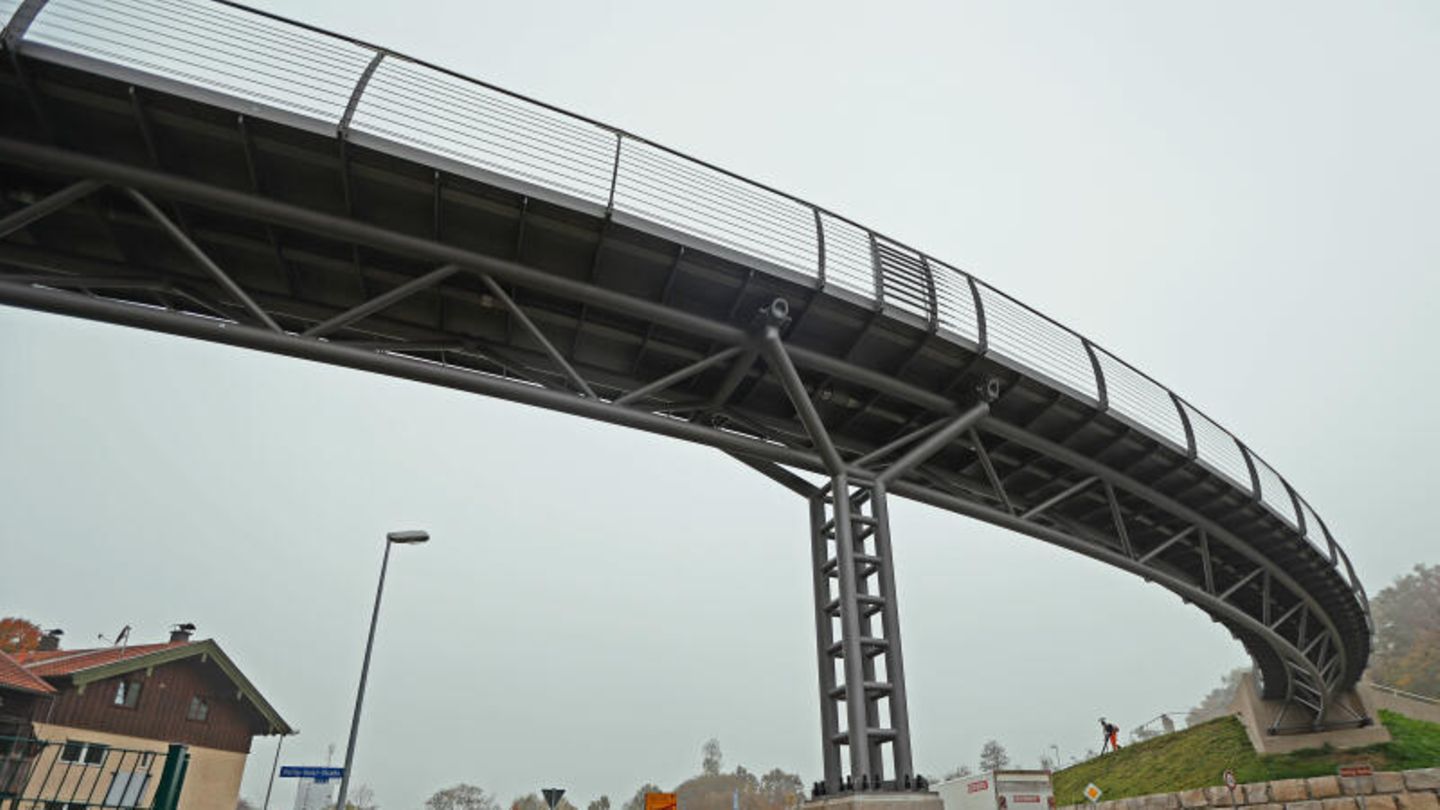 Beheizte Brücke Die Heilig-Geist-Fußgängerbrücke über die B304 östlich von Traunstein