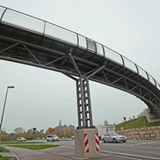 Die Heilig-Geist-Fußgängerbrücke über die B304 östlich von Traunstein