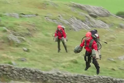 Großbritannien: Düsen am Arm und auf dem Rücken: Bergrettung im Jet Suit