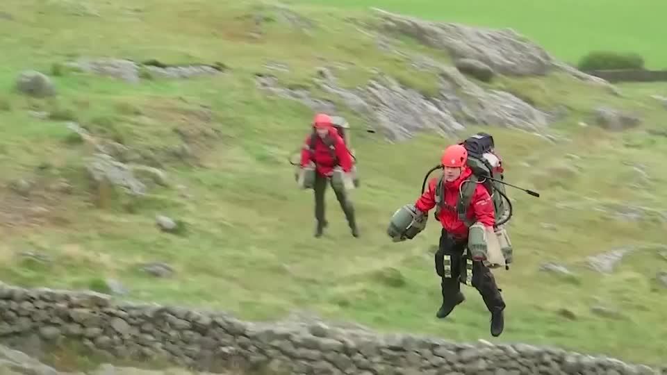Großbritannien: Düsen am Arm und auf dem Rücken: Bergrettung im Jet Suit