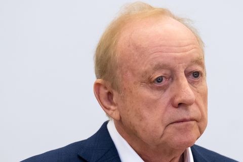 Alfons Schuhbeck mit traurigem Gesichtsausdruck - dazu heute wichtig-Logo