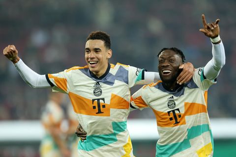 Musiala und Davies feiern den Bayern-Sieg in Jubiläumstrikots für das Olympiastadion