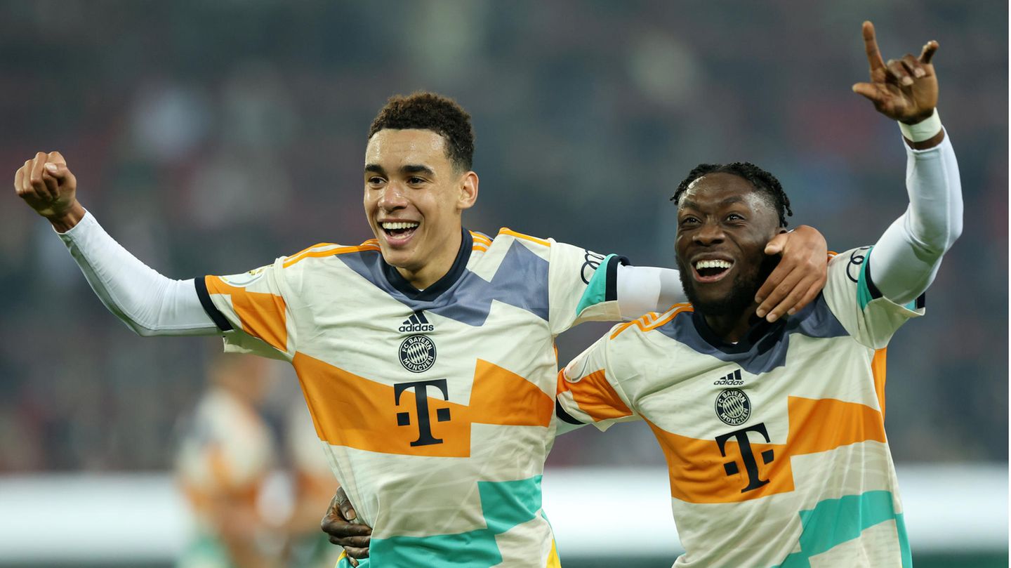 Musiala und Davies feiern den Bayern-Sieg in Jubiläumstrikots für das Olympiastadion