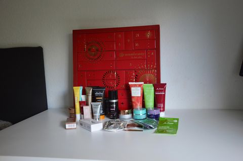 Der Asam Beauty Adventskalender 2022 steht auf dem Tisch