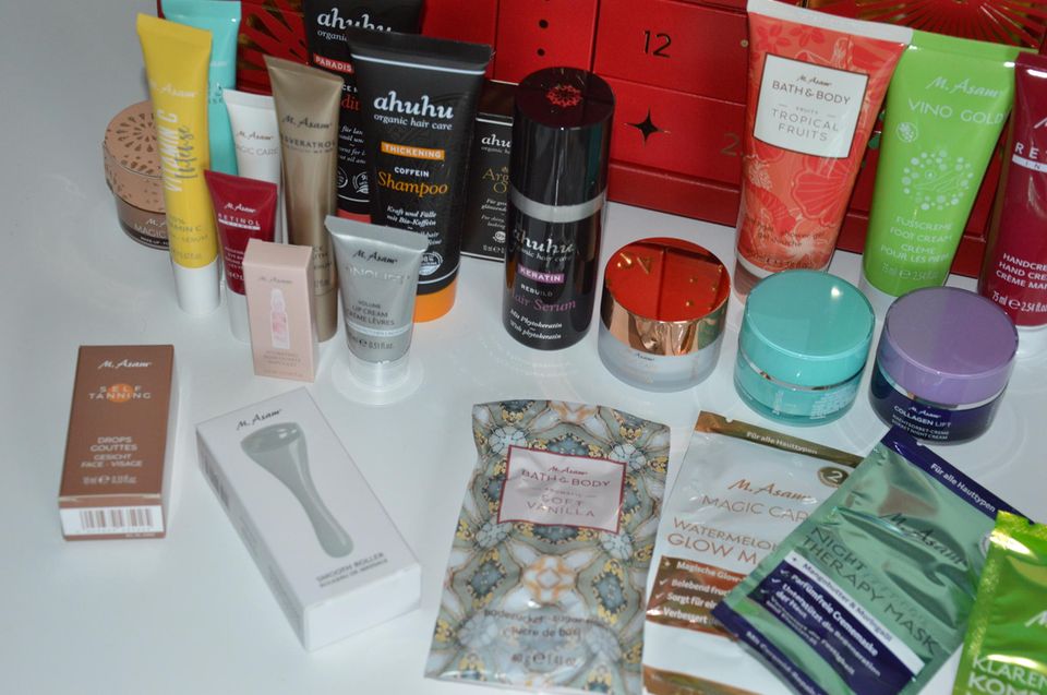 Der Inhalt des Asam Beauty Adventskalender 2022 liegt auf einem Tisch