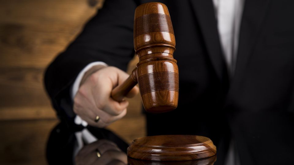 Richter hat einen Hammer in der Hand