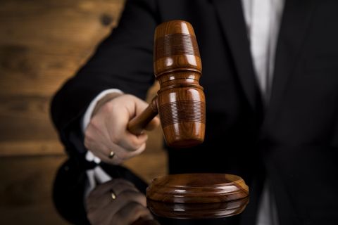 Richter hat einen Hammer in der Hand