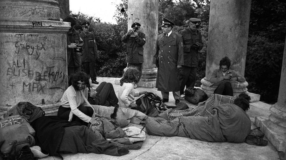 Die Staatsmacht geht gegen "Hippies" vor: Die Polizei, hier 1969 in München, stellt bei einer Razzia Rauschgift sicher und löst die Gruppierung auf