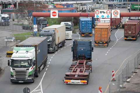 Lkw am Hafen von Hamburg ein und aus
