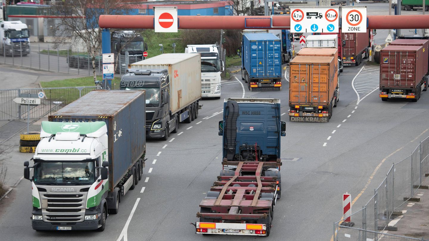 Lkw am Hafen von Hamburg ein und aus