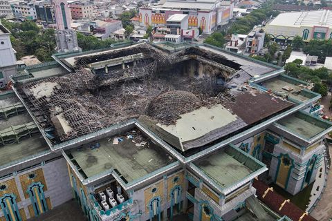 Die Kuppel des Jakarta Islamic Centre in Koja ist nach dem Brand vollständig eingestürzt