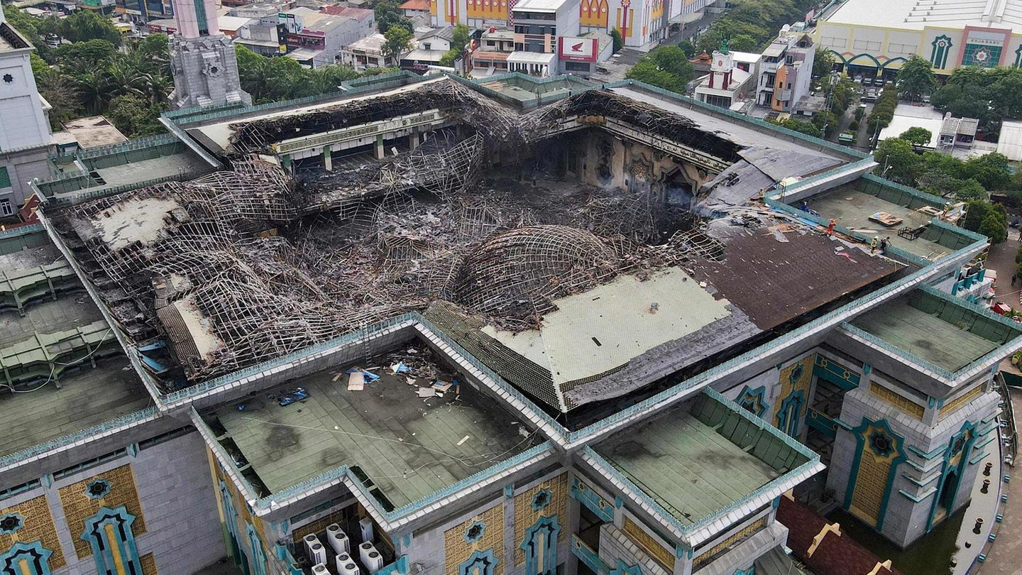 Indonesia: Masjid terbakar dan sebagian runtuh