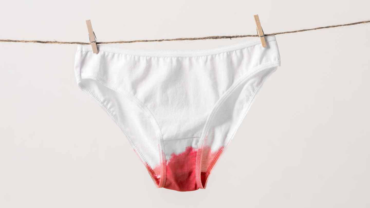 Ein blutiger Slip hängt an der Wäscheleine