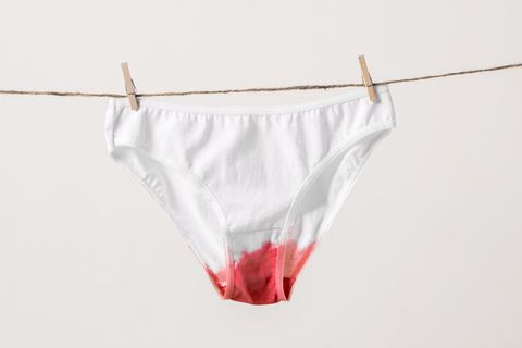 Ein blutiger Slip hängt an der Wäscheleine