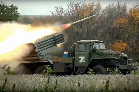 Ein Mehrfachraketenwerfersystem des russischen Militärs vom Typ von Typ BM-21, das im Ukraine-Krieg zum Einsatz kommt