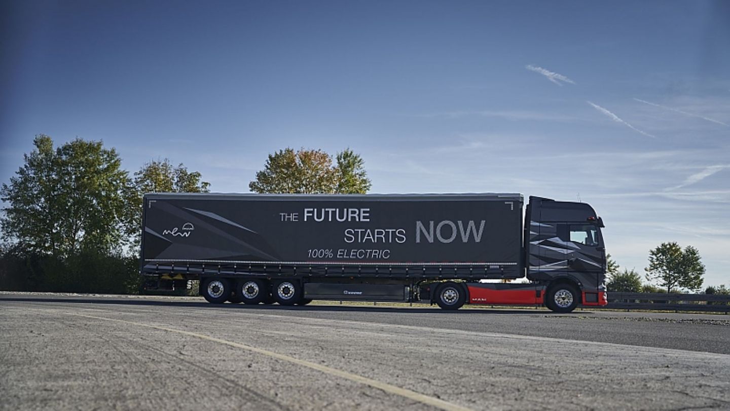 First ride in the electric MAN eTruck: Electric Lego