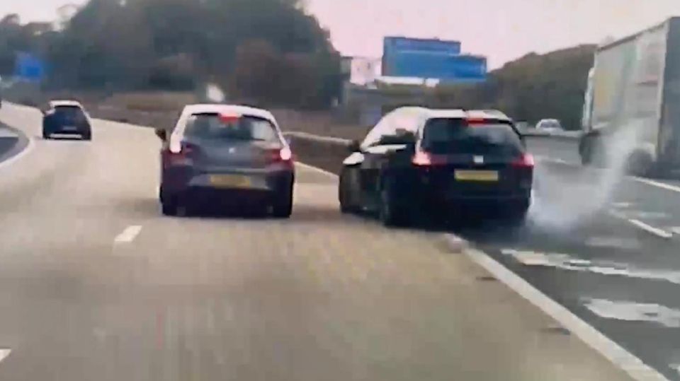Ein waghalsiges Manöver: spontaner Spurwechsel verursacht fast einen Unfall