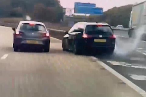 Ein waghalsiges Manöver: spontaner Spurwechsel verursacht fast einen Unfall
