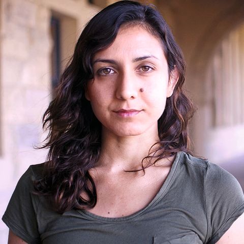 Autorin Ottessa Moshfegh schaut in die Kamera