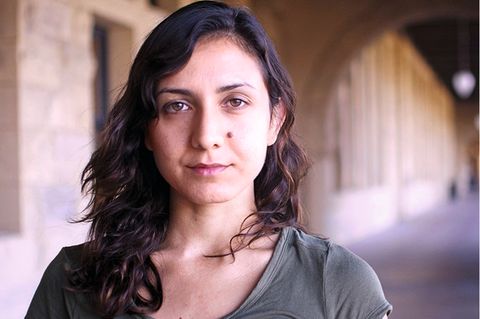 Autorin Ottessa Moshfegh schaut in die Kamera