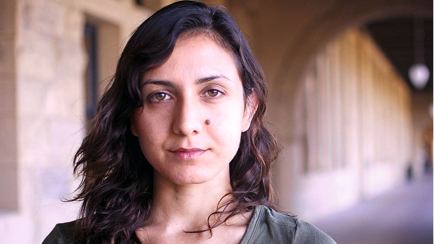 Ottessa Moshfegh Autorin Autorin Ottessa Moshfegh schaut in die Kamera