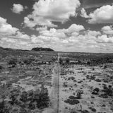 Drohnenbild von kenianischer Landschaft, durch die mittig ein Zaun verläuft