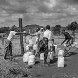Maasai Frauen an einer Wasserstelle