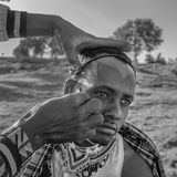 Ein junger Maasai bekommt sein Gesicht bemalt