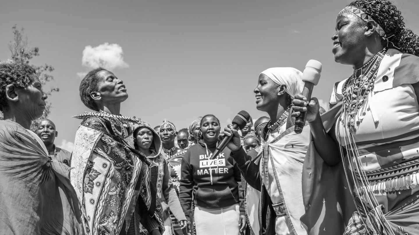 Eine Gruppe Maasai Frauen singt und tanzt Eine Gruppe Maasai Frauen singt und tanzt