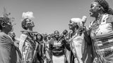 Eine Gruppe Maasai Frauen singt und tanzt