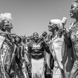 Eine Gruppe Maasai Frauen singt und tanzt