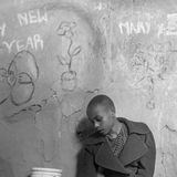 Maryam Kisio sitzt in der Küche ihrer Familie