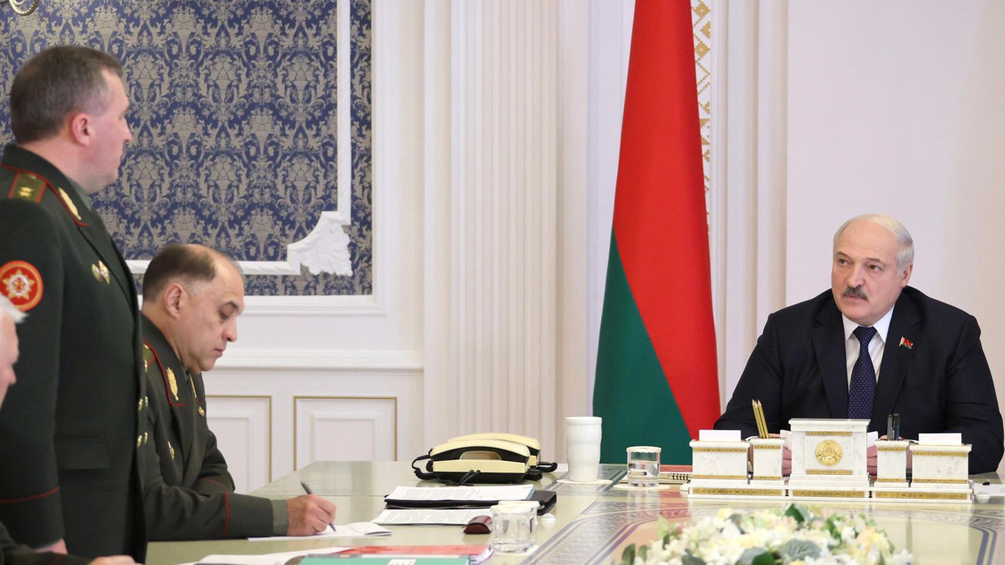 Alexander Lukaschenko mit belarussischen Generälen